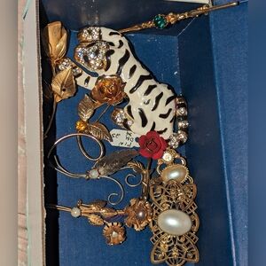 Bundle of vintage brooches